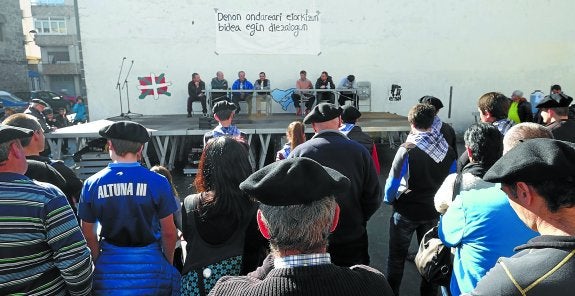 El acto central a favor de la dignidad de la actividad ganadera de Aralar congregó a numerosos ciudadanos ayer en Zaldibia. 