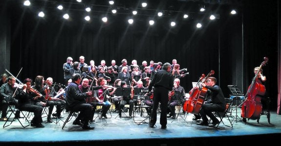 Doble. Músicos y coralistas actúan siempre juntos en los conciertos de la formación que llega este viernes al Coliseo.