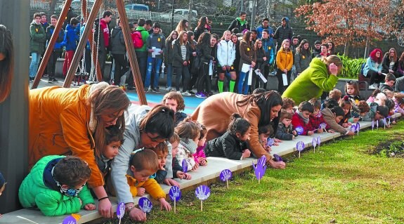 En los jardines. Los pequeños 'plantaron' sus propias flores contra el maltrato hacia las mujeres. 