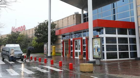 Entrada al centro comercial Txingudi, donde fue validado el boleto. 