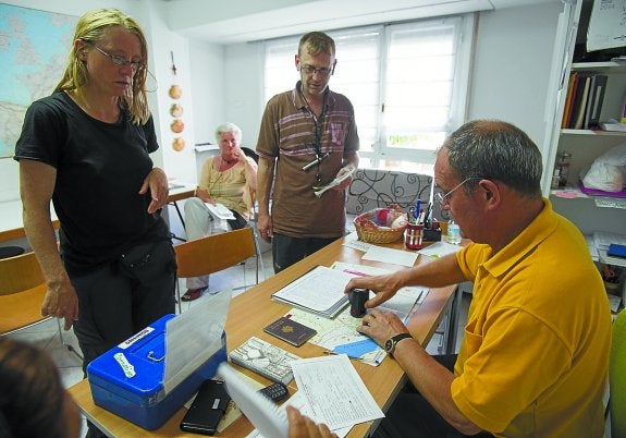 Acogida. Un hospitalero atiende a los peregrinos en el albergue de la calle Lucas de Berroa.