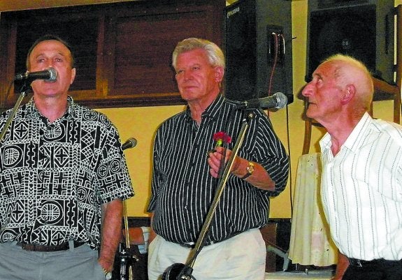 Jubilatuen omenaldian ere hainbat urtetan parte hartu zuen. Argazkian, Laxao Astigarraga eta Okelarrekin batera azaltzen da.