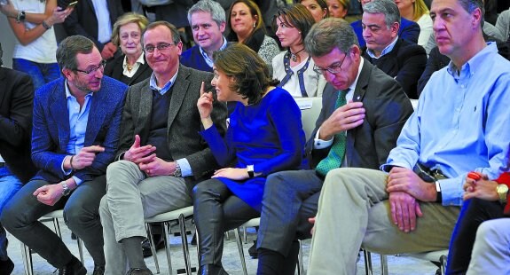 Maroto, Alonso, Sáenz de Santamaría, Feijóo y García Albiol, la semana pasada en la presentación de la ponencia territorial en Bilbao. 