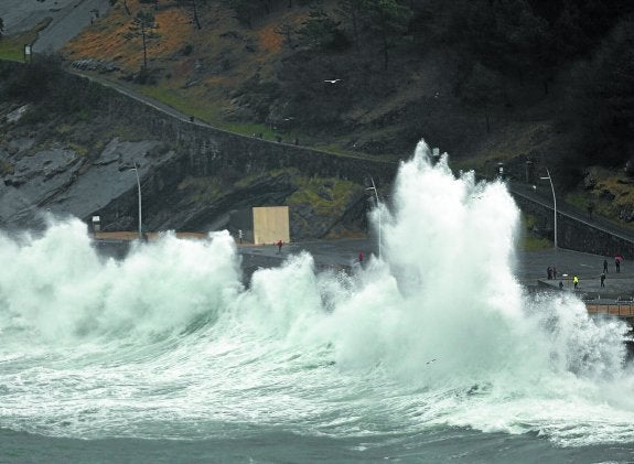 El temporal lanzó olas gigantes sobre el Paseo Nuevo donostiarra, que volvió a convertirse en un escenario concurrido para ver el espectáculo.