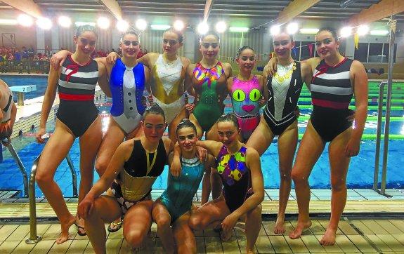 Las nadadoras del club Easo de natación sincronizada, durante la competición celebrada el sábado en Aragón.                               