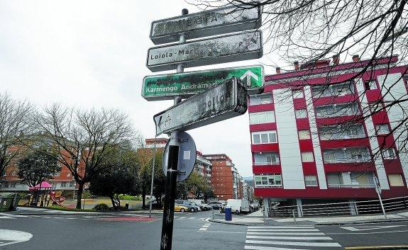 Señales casi ilegibles en Egia