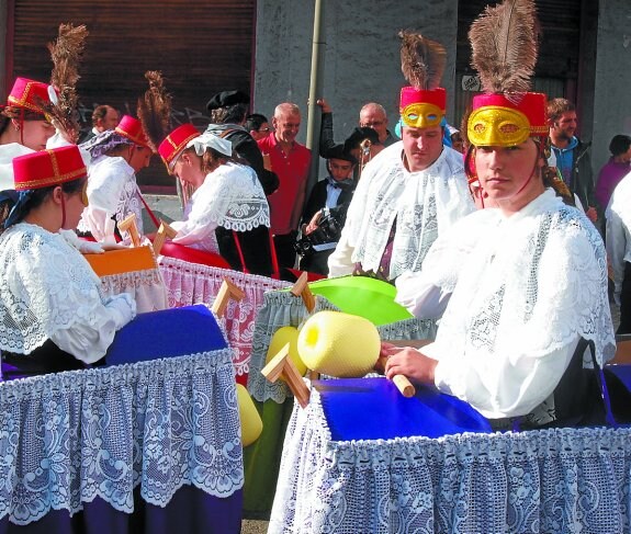 Lurra Dantza Taldea. Este año ha escogido 'Animalien dantza' de Iruñea para el carnaval rural. 