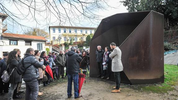 El homenaje ante la escultura 'La casa de Joseba', del artista Agustín Ibarrola, en Andoain.