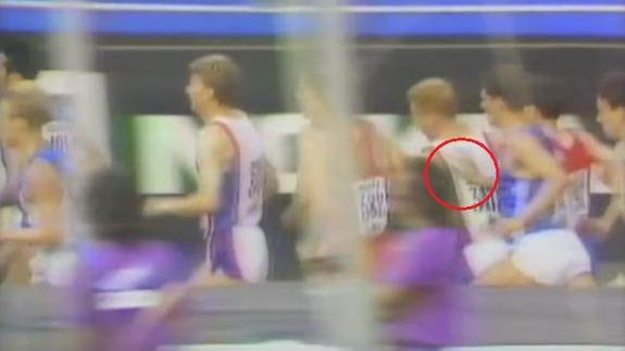 Captura del momento en el que Hauke Fuhlbrügge pone la mano sobre Peter Elliot y lo desequilibra