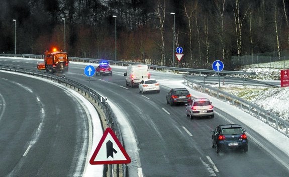 Vehículos circulan en la A-15, a la altura de Pagozelai, detrás de un quitanieves.