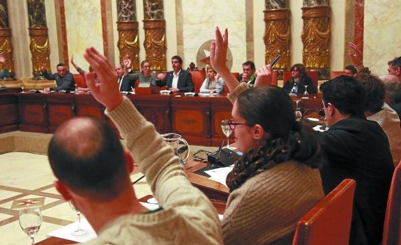 La corporación municipal vota la candidatura de Àngels Barceló al Tambor de Oro, que quedó desierto por falta de apoyos. 