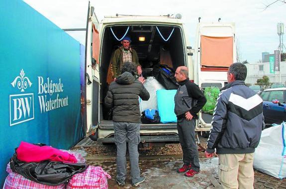 Los tolosarras dejarán el reparto de ropa en manos de un grupo de voluntarios y la ONG Refugee Aid Serbia. .