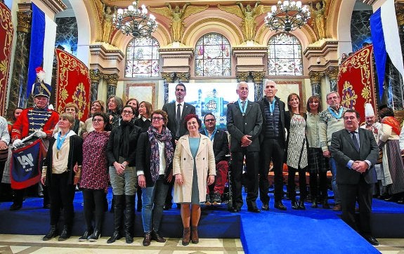 Los cinco portavoces del Ayuntamiento, junto a los galardonados con la Medalla al Mérito.