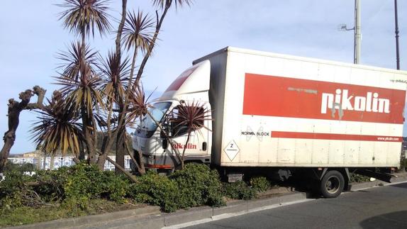 Aparatoso accidente de un camión en Ondarreta