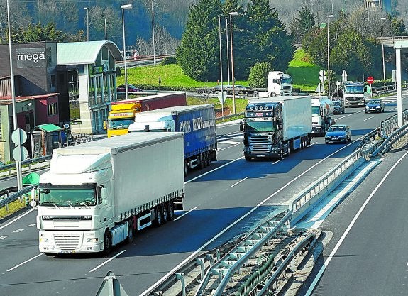 Camiones circulan por la N-I a su paso por Andoain, donde se ubicará uno de los arcos del peaje.