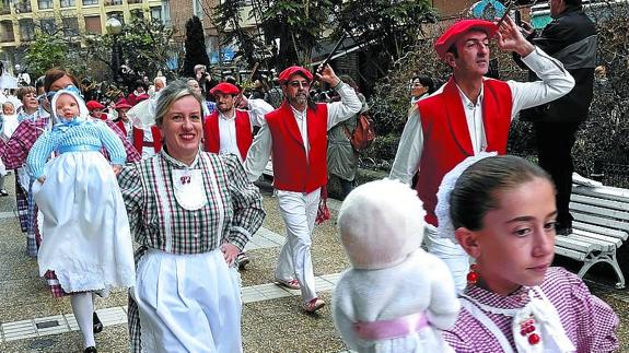 La lluvia deja paso al humor de las iñudes y artzaias