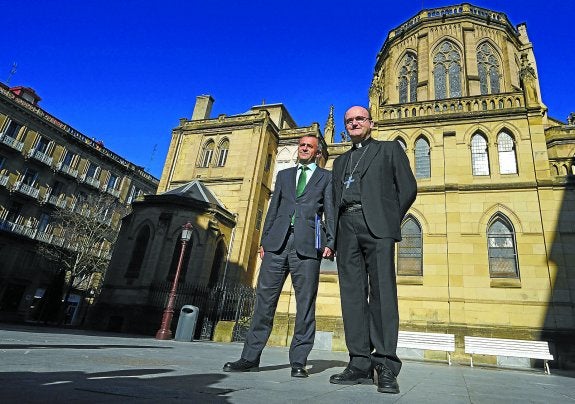 Arriba, captura del vídeo en el que la víctima cuenta su historia. Abajo, Munilla con Giménez Barriocanal.