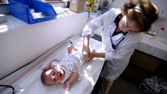 Osakidetza cambia la pauta de vacunación de los bebés para protegerles mejor