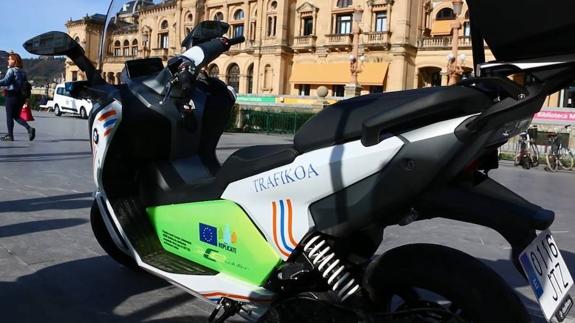 Los agentes de movilidad donostiarras, en moto eléctrica