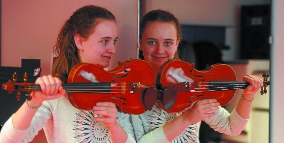 Nerea Arriola con su violín, el instrumento que le lleva acompañando desde que nació.