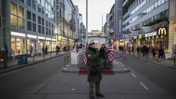 Un actor disfrazado de soldado estadounidense de la Segunda Guerra Mundial, en el llamado Puesto de Control Charlie en Berlín