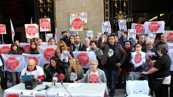 Stop Desahucios ha denunciado en Donostia la negativa de Kutxabank a dar carencias a dos mujeres hipotecadas