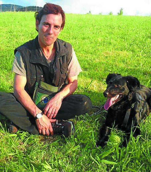 Rafael Estévez, junto a su perra 'Naia', a la que quiso rescatar.