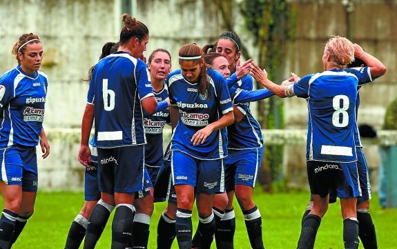 Las jugadoras del Oiartzun celebran un gol durante un partido en el Karla Lekuona. 