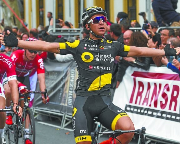 Bryan Coquard se impone al esprint en la meta de Sevilla. 