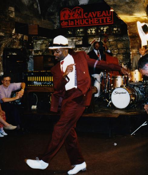 Un hombre baila en Le Caveau de la Huchette