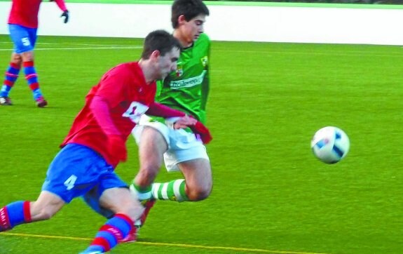 El juvenil Beñat Konde logró dos goles ante los hondarribitarras. 