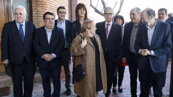 El exsecretario general del PSOE Alfredo Pérez Rubalcaba (d) conversa con la viuda de José Ramón Recalde, María Teresa Castells, en presencia del candidato a las primarias del partido Patxi López (3-i); la secretaria general del PSE-EE, Idoaia Mendía (4-i), y el eurodiputado Ramón Jaúregui (4-d), entre otros. 