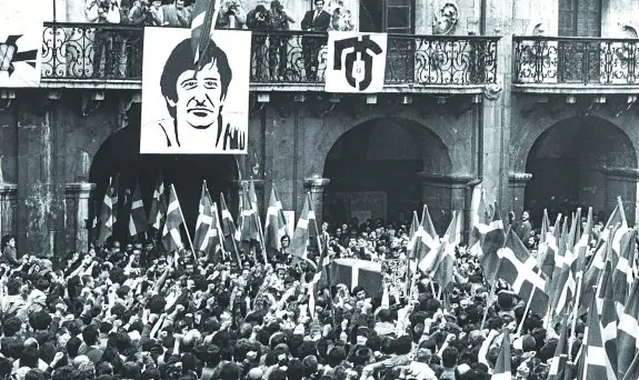 Recibimiento y homenaje a 'Txomin' Iturbe en el Ayuntamiento de Arrasate en marzo de 1987.