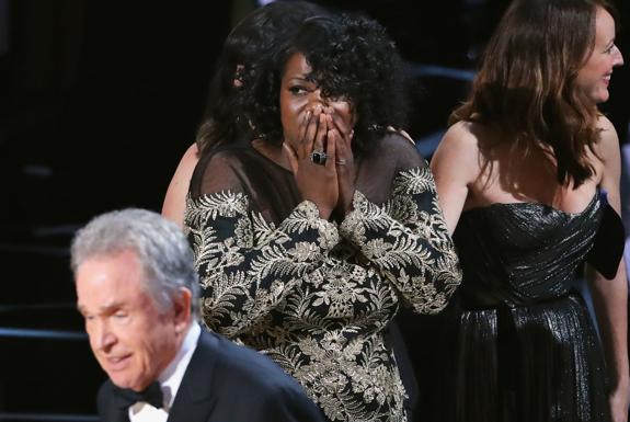 Warren Beatty intenta aclarar el embrollo ante una incrédula Joi McMillon.