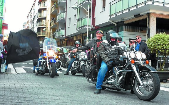 José Mari en una de las motos que abrió el desfile por Antxo.