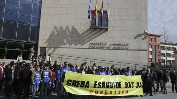 Más de un centenar de trabajadores se han concentrado ante los juzgados de Atotxa en San Sebastián.