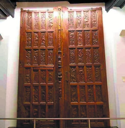 La puerta de la Casa Aroztegi.