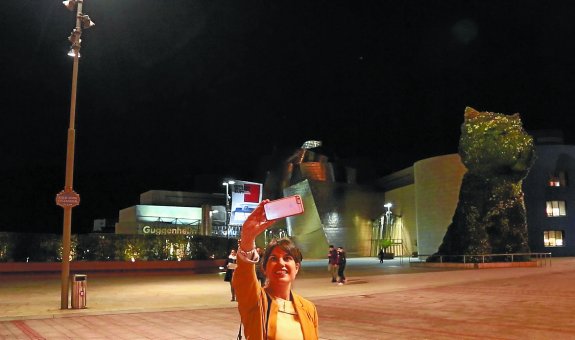 Alba, la viajera que protagoniza el vídeo, se hace un 'selfie' ante el Guggenheim. 