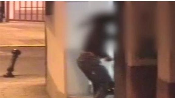 Agrede a su exmujer ante las cámaras de videovigilancia de la comisaría de Lugo