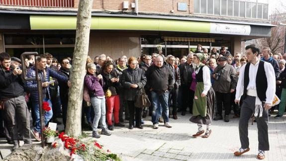 Un momento del acto en recuerdo de los trabajadores fallecidos en Vitoria.