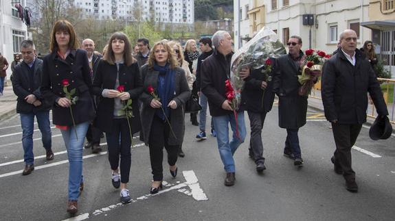 Mendia fija como prioridad del Parlamento la verdad de las víctimas, en el homenaje a Carrasco en Arrasate