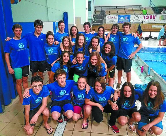 Parte de los nadadores de Tolosaldea IKT recientemente, en el Campeonato de Azpeitia.