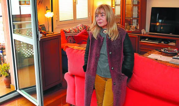 Amparo Arévalo posa en el salón de su vivienda de Lezo.