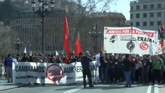 Sindicatos, estudiantes y estibadores marchan contra la Lomce y Heziberri