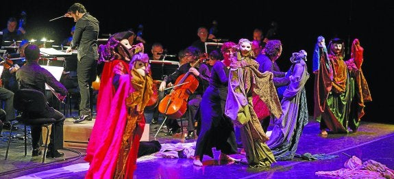 Las marionetas gigantes de la compañía catalana Per Poc y la Orquesta Sinfónica de Euskadi, durante la representación ayer en el Kursaal. 