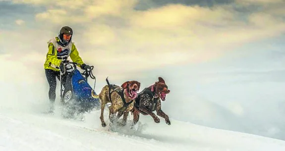 Jon González y sus perros en Baqueira Beret. 