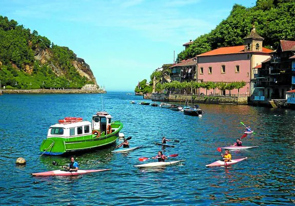 Piragüismo. Deportistas disfrutando a paladas en medio de la bahía de Pasaia.
