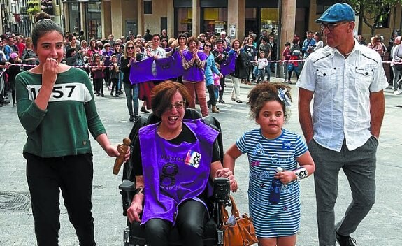 Homenaje. Con el color morado como bandera, las mujeres homenajeadas en esta edición del Día de la Mujer posaban en Goikoplaza al término de la fiesta.