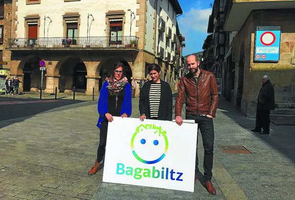 El alcalde Biain, y las ediles Zubia y Etxeberria con el cartel de la campaña de movilidad 'Bagabiltz'.