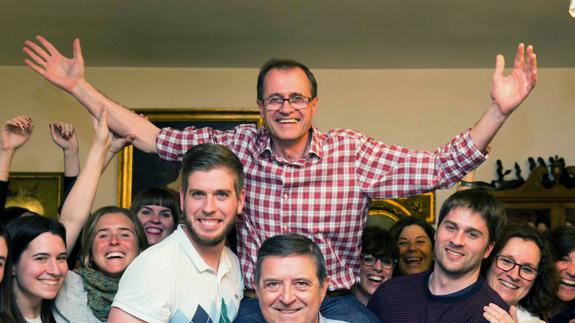 El profesor de música de 1º de la ESO, Julio Escartín celebra el premio con su familia en Zaragoza .